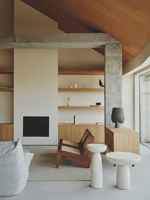 Atico curvo / destudio - Интерьерная фотография, спальня, дерево, стул