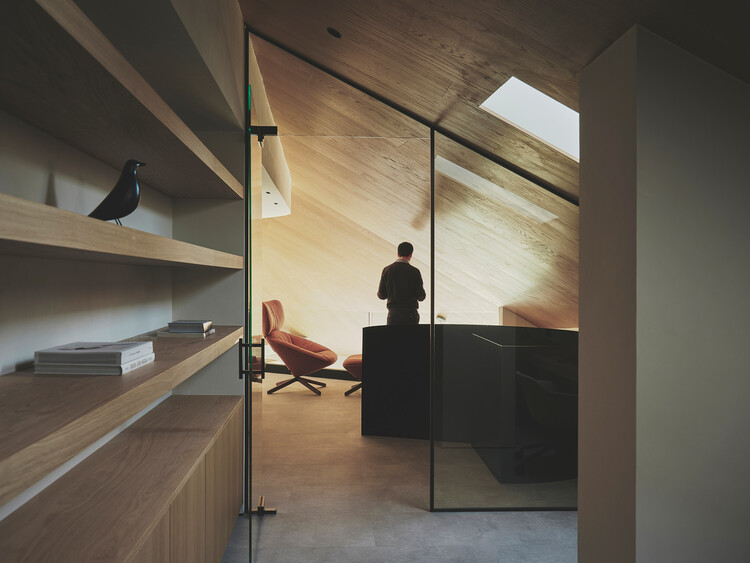Atico curvo / destudio - Интерьерная фотография, кухня, дерево, освещение, стул