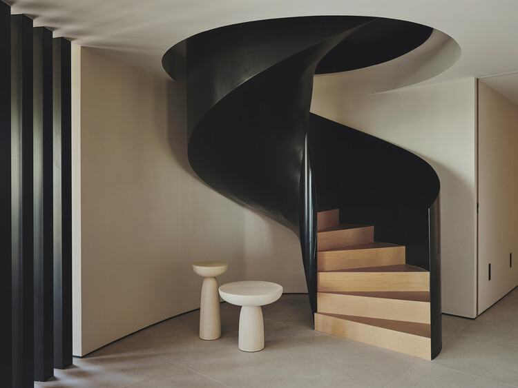Ático curvo / destudio - интерьерная фотография, лестница