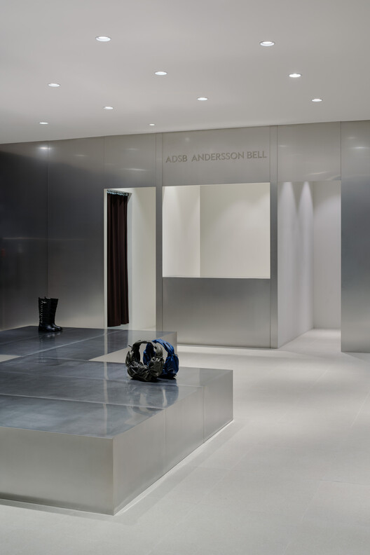 Adsb Andersson Bell Hyundai Pankyo Store / Studio Tama - Интерьерная фотография, стекло
