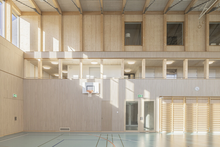 Sainte -Croix Gymnasium / Mue Atelier + Bsaar + Erbat SA - Интерьерная фотография, кухня, дерево