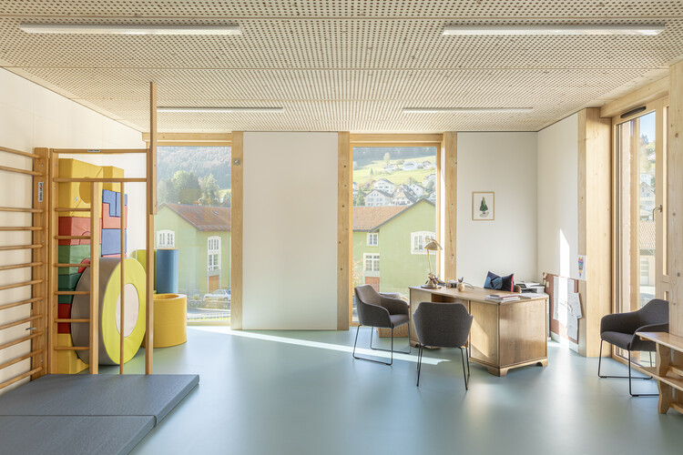 Sainte -Croix Gymnasium / Mue Atelier + Bsaar + Erbat SA - Интерьерная фотография, дерево, стул