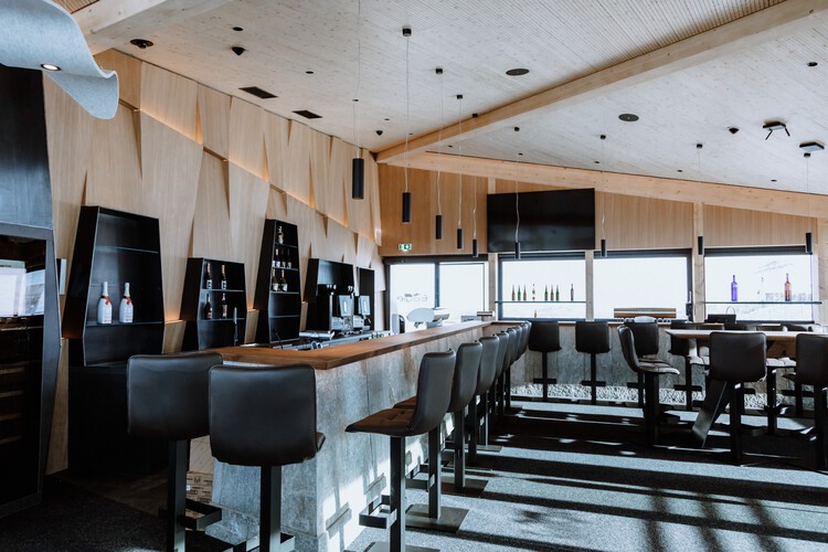 Ресторан ресторана Eagle Mountain Restaurant / Viereck Architects - Интерьерная фотография, кухня, освещение, стул, стекло