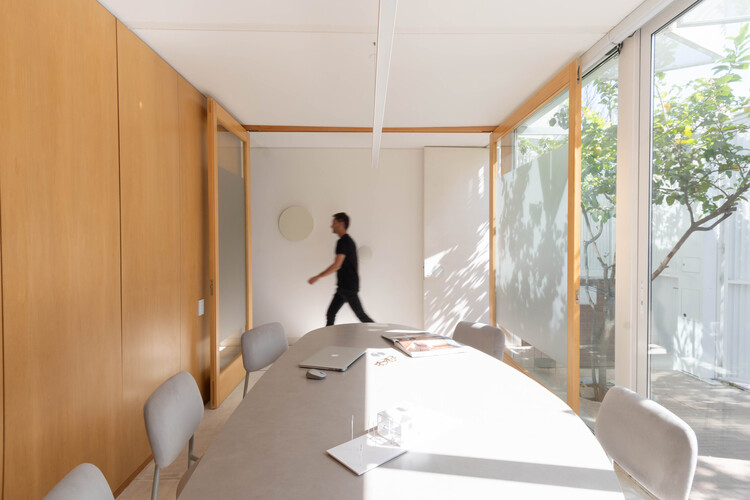 6x6x9 Office / Plano Compartido - Интерьерная фотография, дерево, стул, стекло