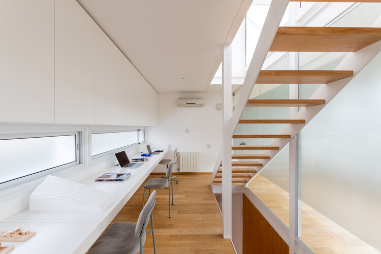 6x6x9 Office / Plano Compartido - Интерьерная фотография, древесина, стекло, стул