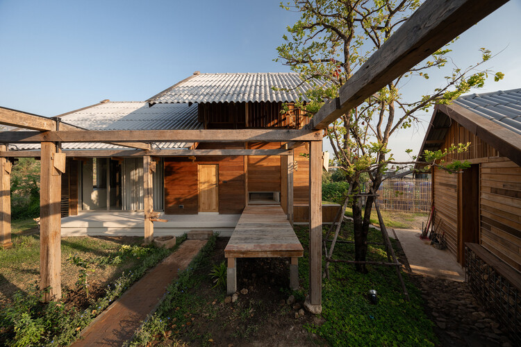 Baan Sao yong Hin House / LabeScape Design Lab - изображение 2 из 26