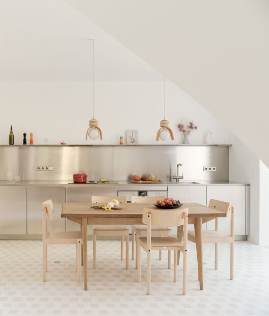 Mila House / Isla Architects - Интерьерная фотография, кухня, дерево, стол, стул