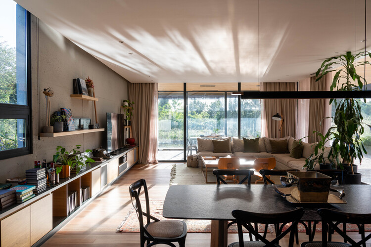 CaNouelas House / 3164.estudio + SDF Arquitectos - Интерьерная фотография, столовая, дерево, диван, стол, стул, освещение