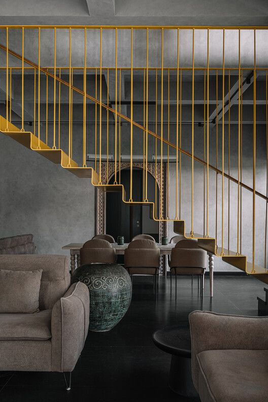 Желтая коробка / Aslam Sham Architects - Интерьерная фотография, гостиная, поручена