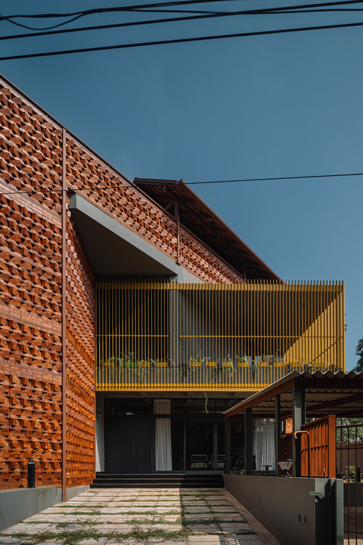Желтая коробка / Aslam Sham Architects - внешняя фотография
