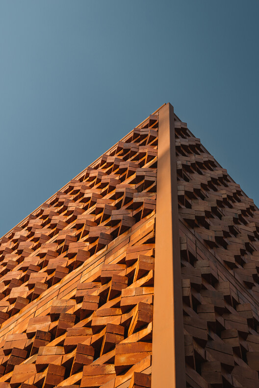Желтая коробка / Aslam Sham Architects - внешняя фотография