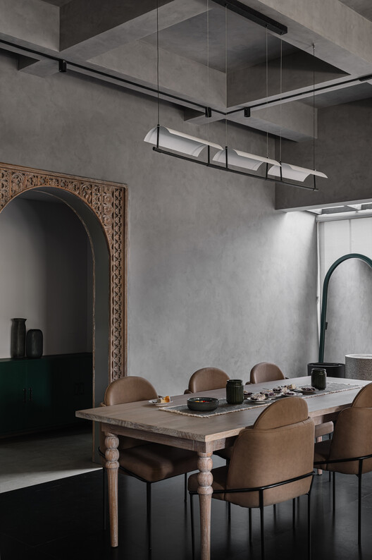 Желтая коробка / Aslam Sham Architects - Внутренняя фотография, освещение, стул