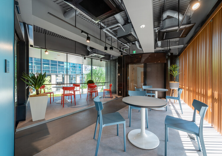 Шизуока Shimbun Shizuoka Система вещательной системы Токийской филиал Ремонт / Taisei Design Planners Architects & Engineers - Интерьерная фотография, стул, стол, стекло