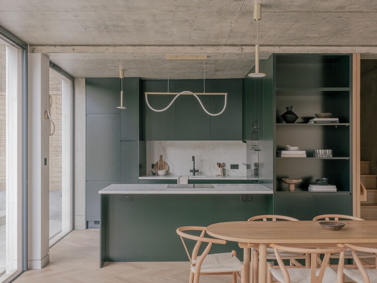 Lee Terrace Home / Mailen Design - Интерьерная фотография, кухня, дерево, столешница, стул