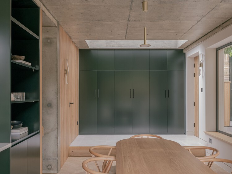 Lee Terrace Home / Mailen Design - Интерьерная фотография, дерево, освещение, стекло, стул