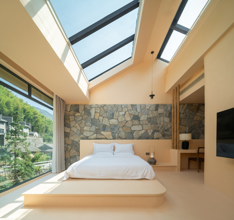 Sounder Inn / Neosspace - Интерьерная фотография, спальня, освещение, кровать