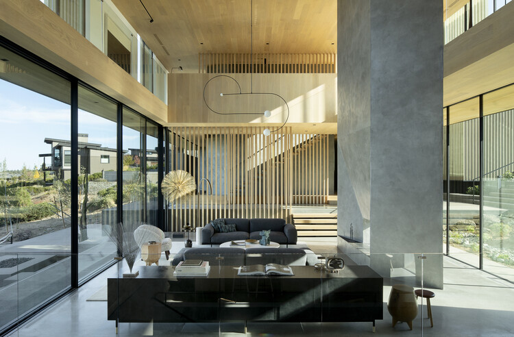 Tetherow Overlook House / Hacker Architects - Интерьерная фотография, дерево, стул, луч