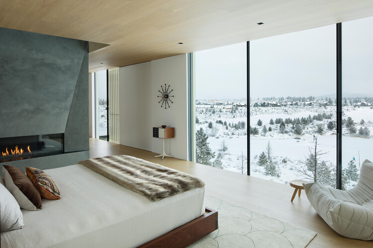 Tetherow Oplook House / Hacker Architects - Интерьерная фотография, спальня, дерево, кровать, освещение, стул
