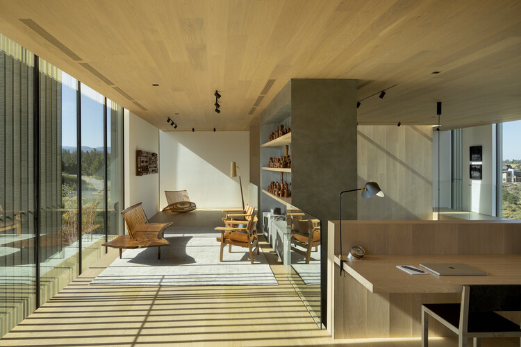 Tetherow Overlook House / Hacker Architects - Интерьерная фотография, дерево, стул