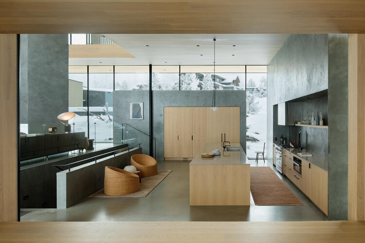 Tetherow Overlook House / Hacker Architects - Интерьерная фотография, кухня, столешница, дерево, стол, освещение, стул, стекло
