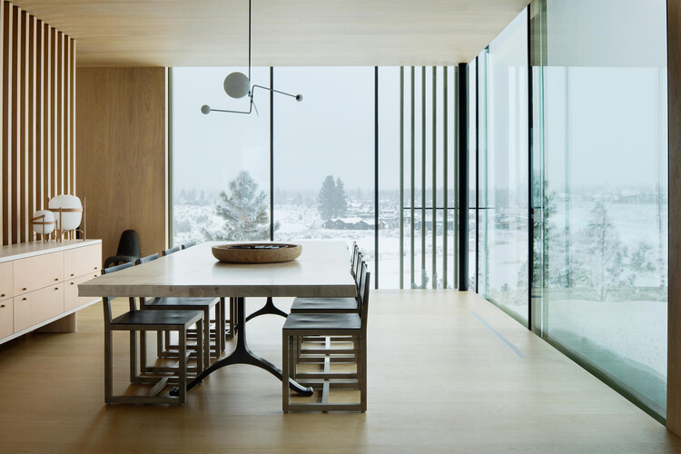 Tetherow Overlook House / Hacker Architects - Интерьерная фотография, столовая, дерево, стол, стул, стекло