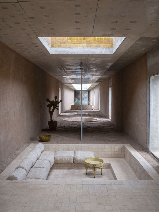 Dar El Farina / Leopold Banchini Architects - Интерьерная фотография, гостиная, бетон