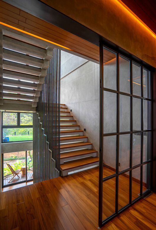 Lumintu House / Vrealrich Architecture Workshop - Интерьерная фотография, лестница, дерево, освещение, поручни, стекло
