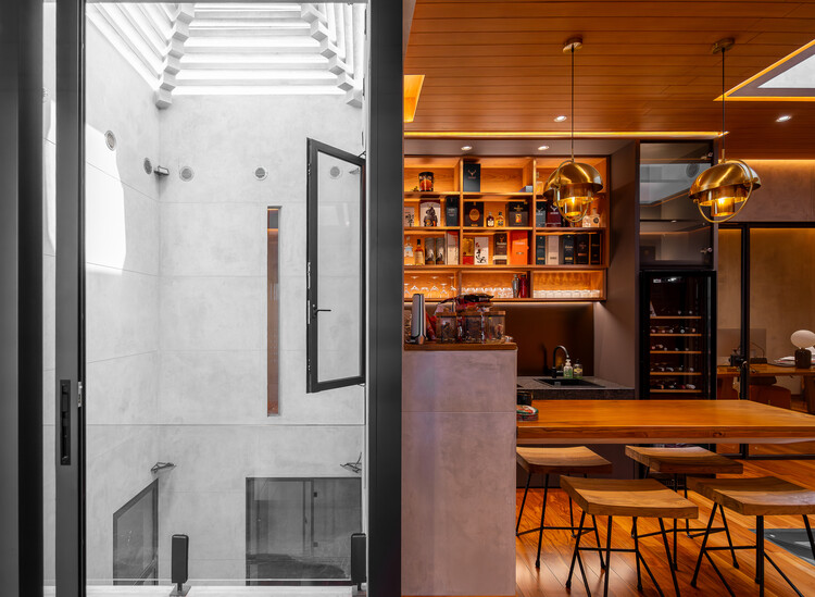 Lumintu House / Vrealrich Architecture Workshop - Интерьерная фотография, дерево, освещение, стол, стекло, стул, столешница