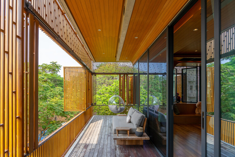 Lumintu House / Vrealrich Architecture Workshop - Интерьерная фотография, гостиная, дерево, балкон, палуба