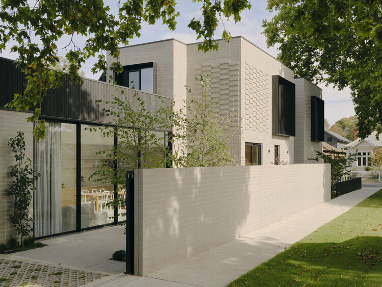 Связанный дом / C.Kairouz Architects - Внешняя фотография, фасад, бетон, внутренний двор