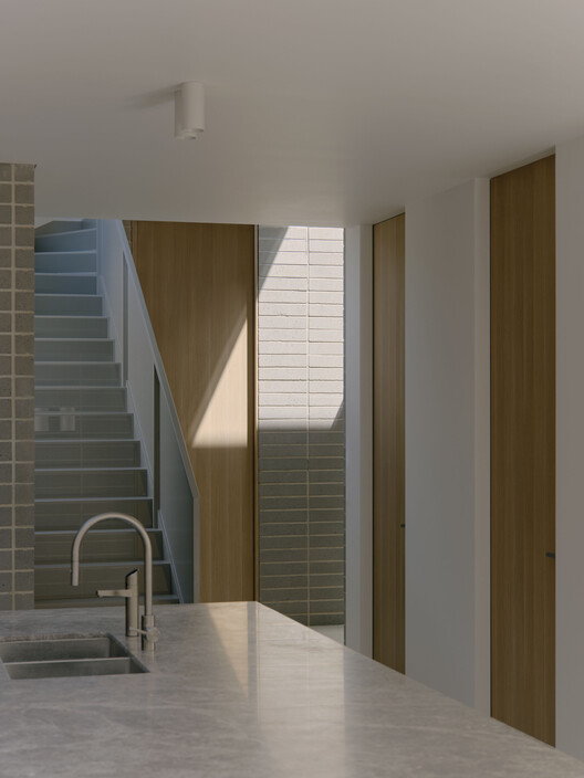 Связанный дом / C.Kairouz Architects - Интерьерная фотография, древесина, стекло