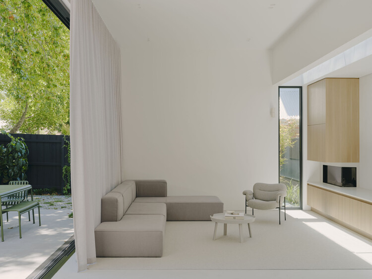 Связанный дом / C.Kairouz Architects - Интерьерная фотография, гостиная, диван