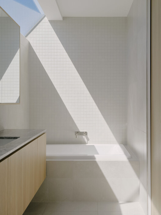 Связанный дом / C.Kairouz Architects - Интерьерная фотография, ванная комната