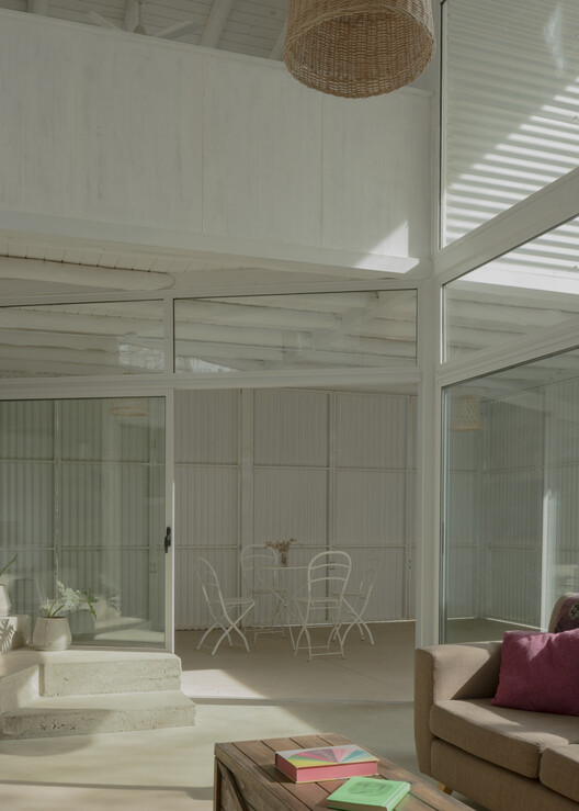 Lelis House / Vbrügg - Интерьерная фотография, дерево, стекло, стул