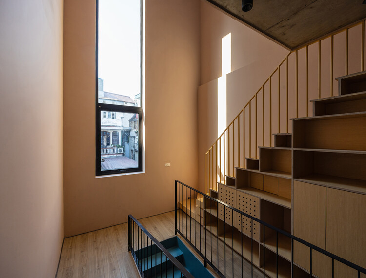 Quan Nhân House / Toob Studio - Интерьерная фотография, лестница, дерево, стекло, поручни