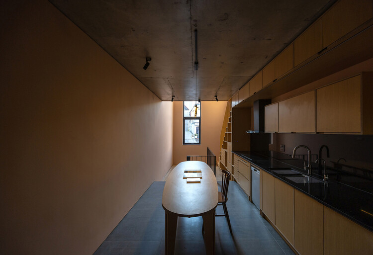 Quan Nhân House / Toob Studio - Интерьерная фотография, кухня, дерево, освещение, кресло