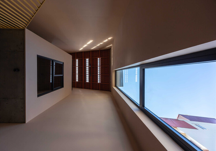 Quan Nhân House / Toob Studio - Интерьерная фотография, дерево, освещение