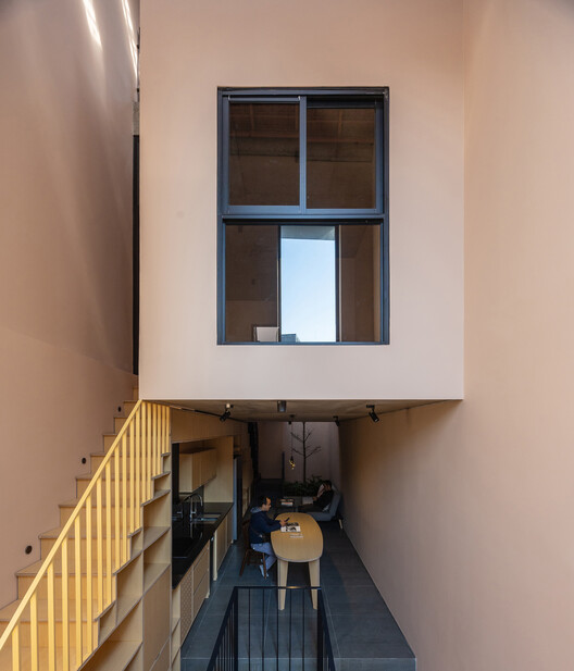 Quan Nhân House / Toob Studio - Интерьерная фотография, дерево, стекло, лестница