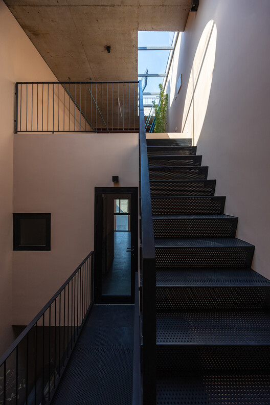 Quan Nhân House / Toob Studio - Интерьерная фотография, лестница, дерево, поручница
