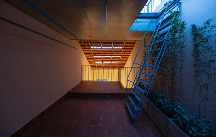 Quan Nhân House / Toob Studio - Интерьерная фотография, лестница, дерево, поручница