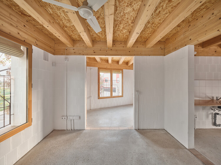 11 Социальные дома в Palma / Carles Enrich Studio - Интерьерная фотография, дерево, луч