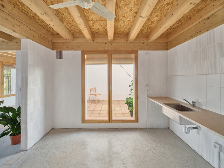 11 Социальные дома в Palma / Carles Enrich Studio - Интерьерная фотография, кухня, дерево, луч