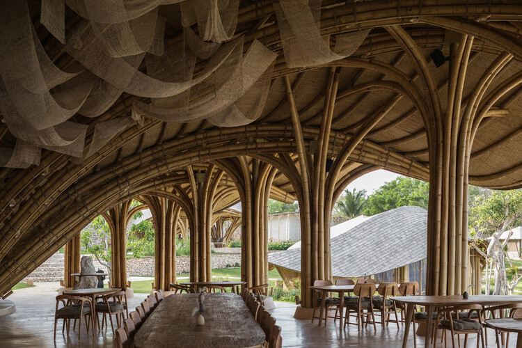Shell Restaurant / Pablo Luna Studio - Интерьерная фотография, столовая, дерево, колонка, аркада