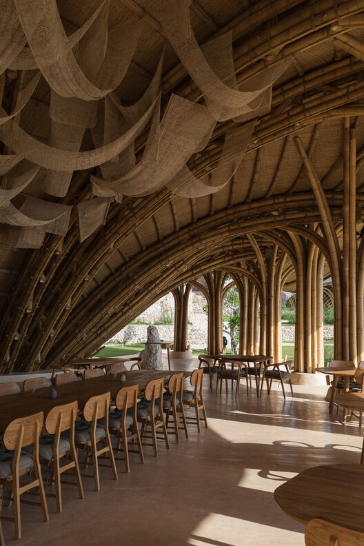 Shell Restaurant / Pablo Luna Studio - Интерьерная фотография, столовая, дерево, арка, колонка, аркада