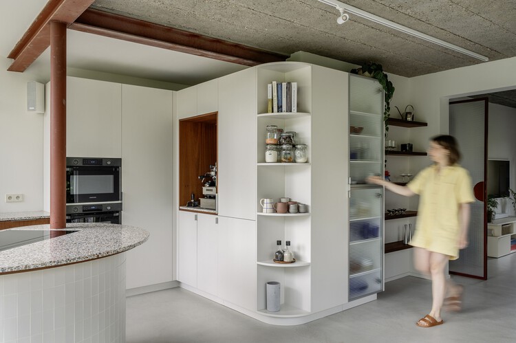 Ремонт Herfst House / Architecten Architecten - Интерьерная фотография, кухня, стеллажи, дерево, освещение, столешница