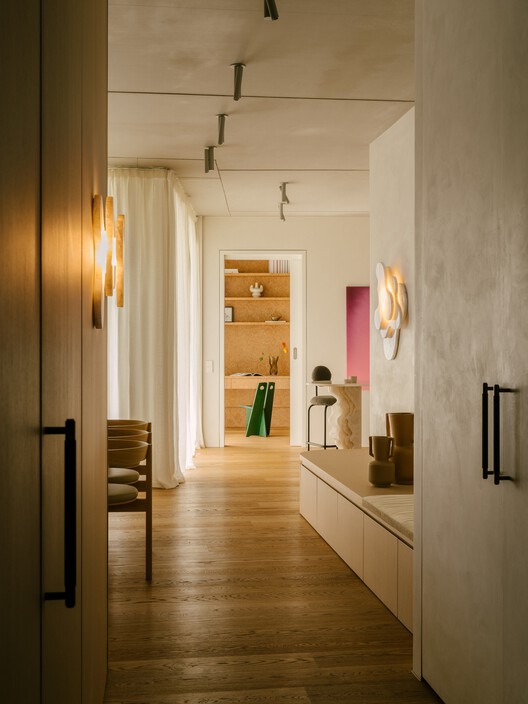 Am Tacheles Apartment / Takk Studio + Iwetta Ullenboom - Интерьерная фотография, дерево, освещение, стул
