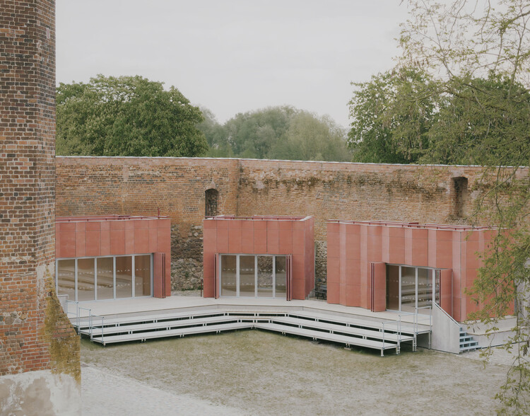Burgbühne Beeskow / Atelier Fanelsa - внешняя фотография, кирпич, бетон