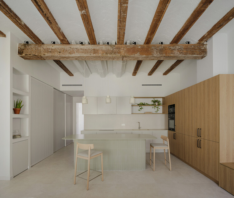 Casa Ona / Paloma Bau Studio - Интерьерная фотография, кухня, дерево, освещение, столешница, стул