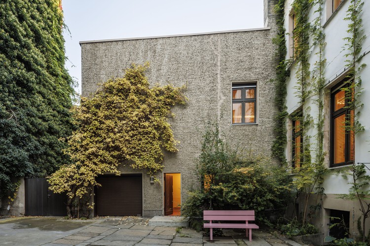 Ремонт Coach House и Garden / J. Mayer H. Архитекторы - внешняя фотография, дверь, кирпич, бетон, двор