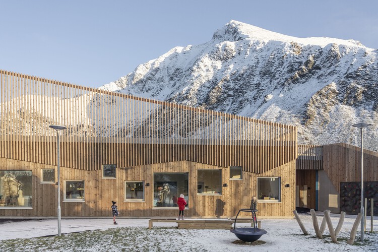 Школа Flakstad / Link arkitektur - изображение 1 из 25